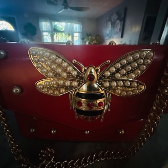 BRAND NEW! Adorable Red Bee Bag w/Red, White, Blue Long Handle Strap! Never Worn - Picture 3 of 12